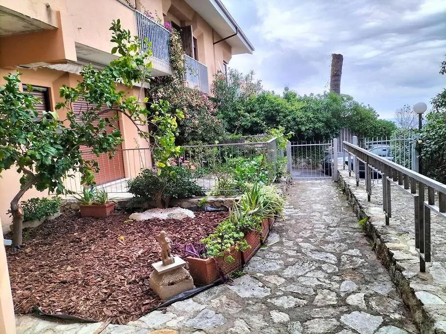 Casa Con Giardino: Varazze 0*,